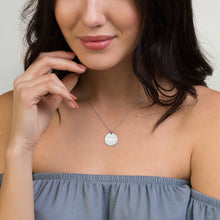 Load image into Gallery viewer, f Colier cu pandantiv disc de argint gravat Daughter