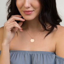 Load image into Gallery viewer, f Colier cu pandantiv disc de argint gravat Daughter
